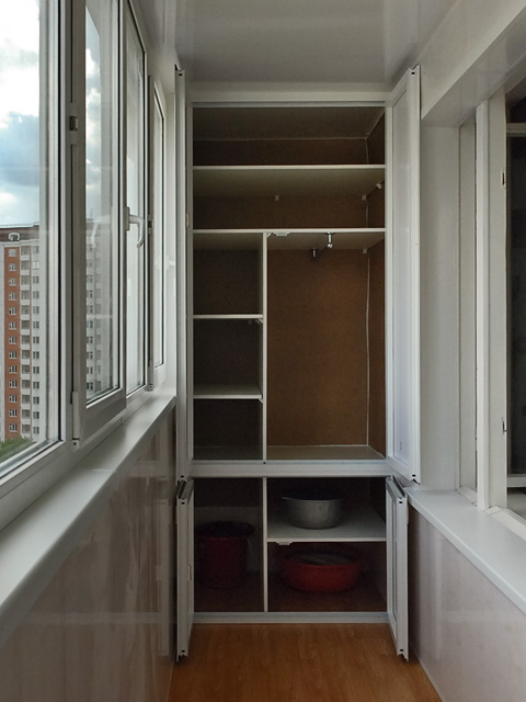 Шкафы на балкон: 50 фото удачных примеров и полезные советы по выбору