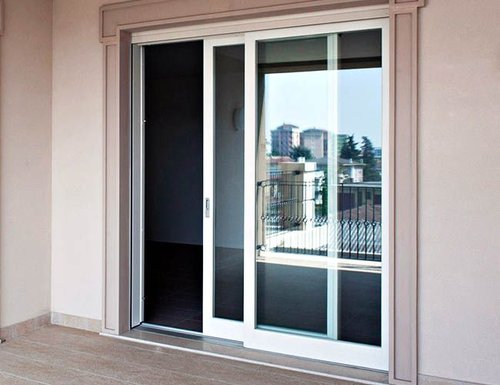 Раздвижные двери из алюминия на балконе